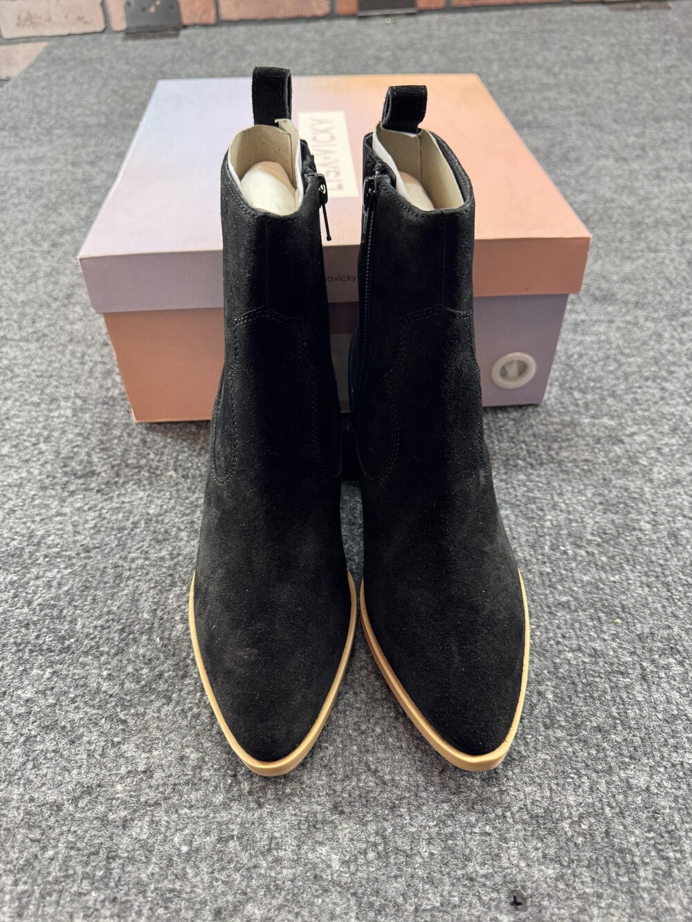 Lisa Vicky Steady-V Boots Womens Size 5 Black Suede Western Low Heel Ankle Zip